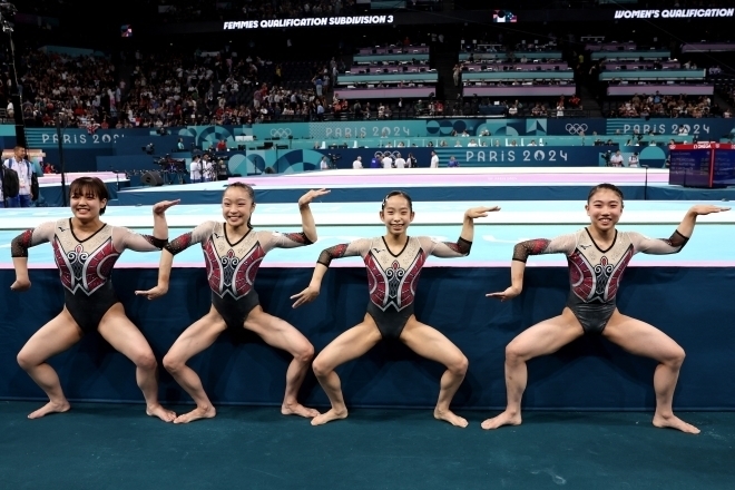 渾身ポーズを披露する体操女子代表カルテット。見事にシンクロしている。(C)REUTERS/AFLO