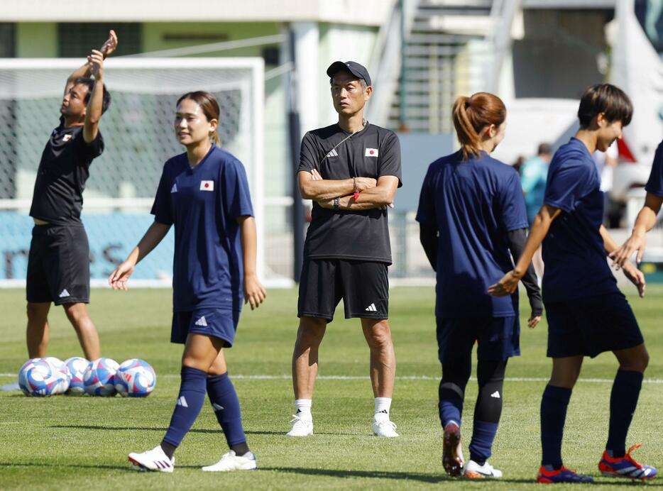 サッカー女子1次リーグのスペイン戦に向けた練習を見守る池田監督（中央）＝ナント（共同）