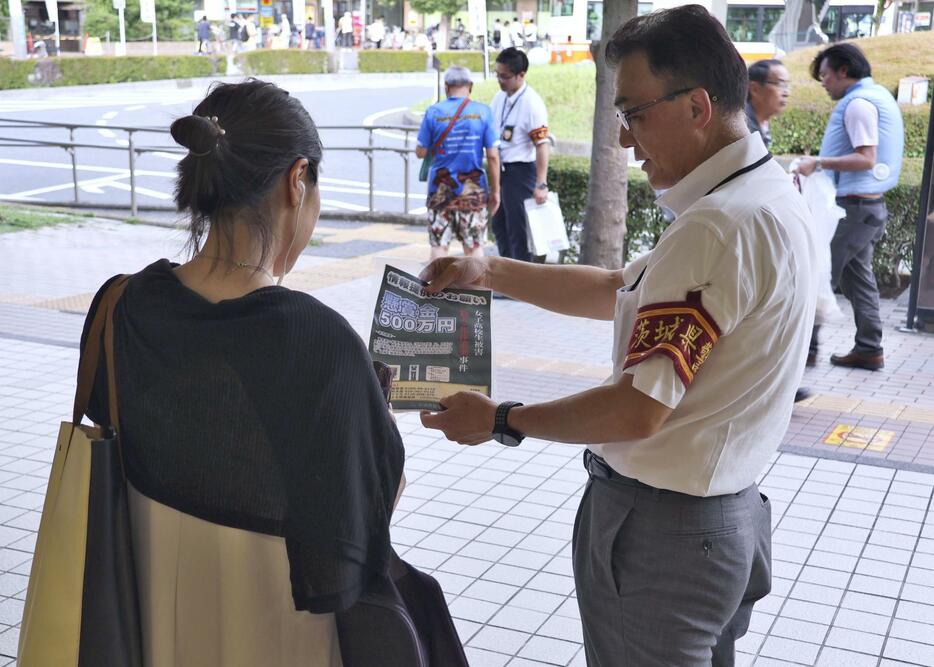 佐藤麻衣さんが殺害された未解決事件で、情報提供を呼びかける茨城県警の坂井誠刑事部長（右）＝7日午後、埼玉県草加市