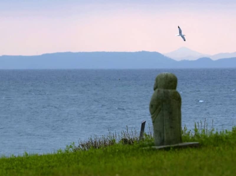 水俣湾埋め立て地には、不知火海に向かって小さな石仏が点在している＝熊本県水俣市