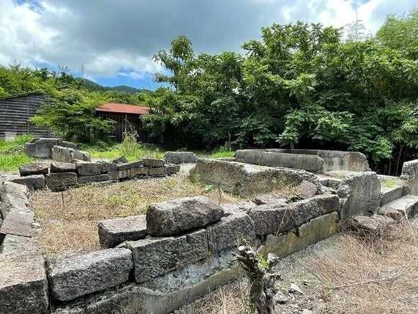 佐渡鉱山の周辺には80年ほど前に朝鮮人労働者たちが生活した跡が残っている。鉱山の後方の空地に石が積まれている場所は朝鮮人労働者が毎日食事をとった飯場の跡だ。案内板一つなくぽつんと残されている=佐渡/キム・ソヨン特派員