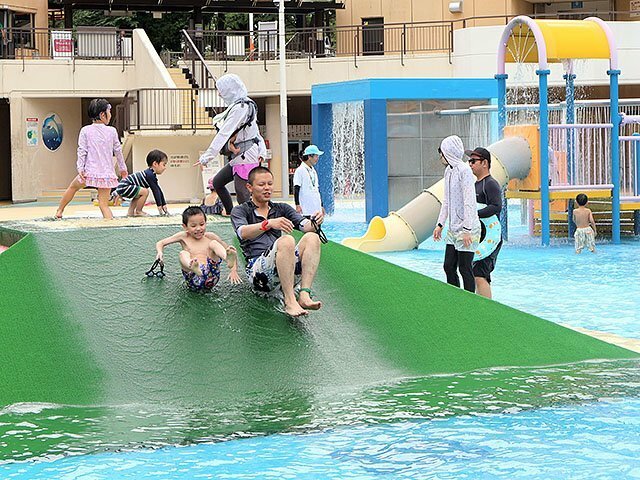 水の滑り台を楽しむ来場者