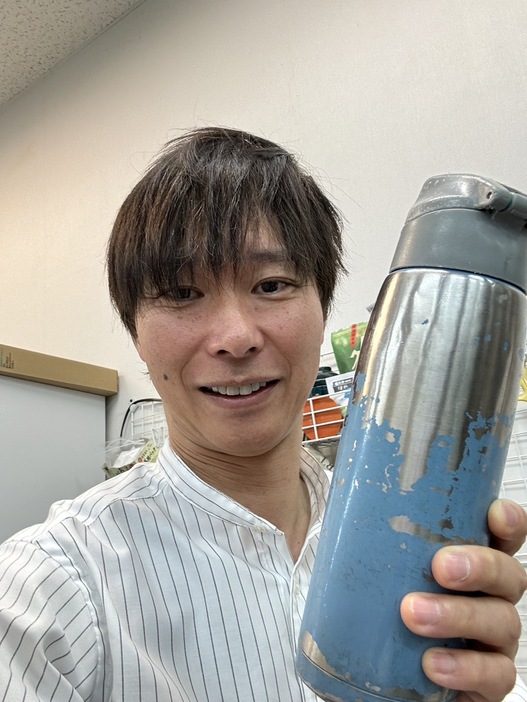 12年前に買った水筒を持つ滝沢さん