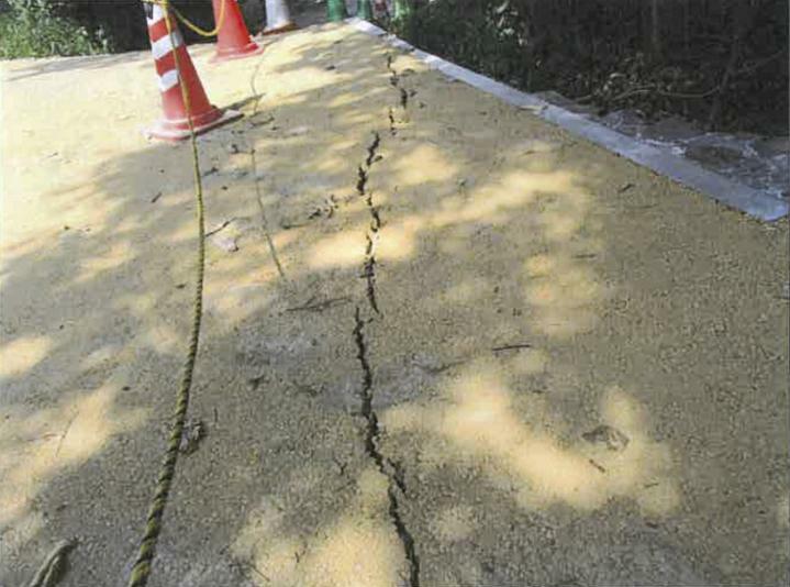 西日本豪雨直後に確認された緊急車両用道路の亀裂＝2018年7月（松山市提供）