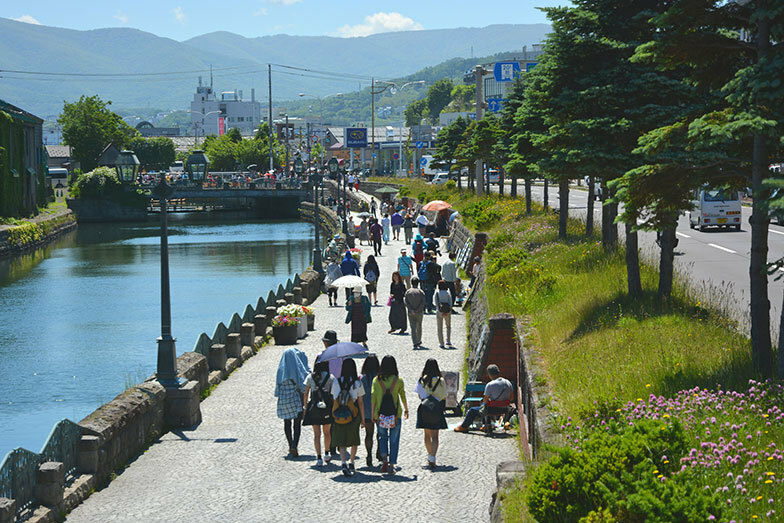 夏の小樽運河の景色。多くの観光客が訪れます（写真提供／小樽市 産業港湾部 観光振興室）