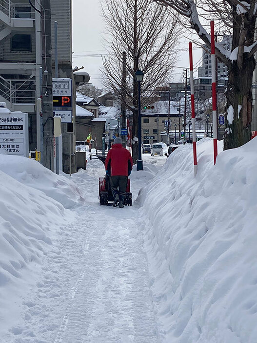 滞在中はほとんど毎日降雪しており、歩道もこのように小さな除雪機で地域の人が毎日雪かきをします（写真撮影／永見 薫）