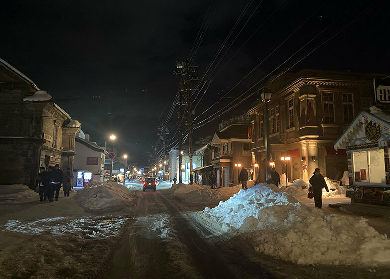 19時を過ぎると、商店街は一気にひと気がなくなります。雪も深くどこへ行くわけでもないので、家でのんびり過ごします（写真撮影／永見 薫）