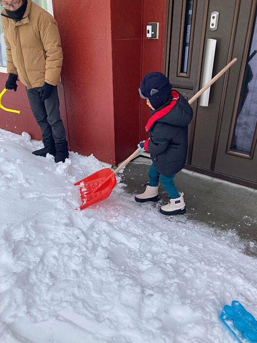 まずは玄関の雪かきからスタート。寝て起きるとゆうに数十センチ積もっていることも（写真撮影／永見 薫）