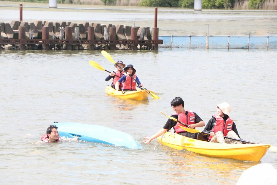 琵琶湖でカヌーを体験する参加者たち（滋賀県草津市）