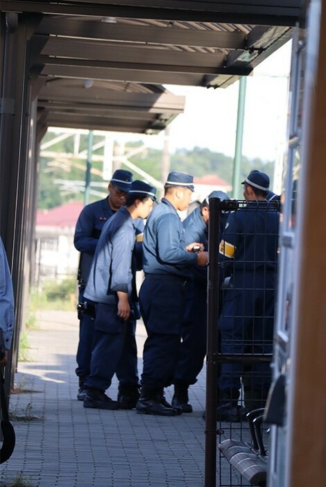 白市駅で不審物を調べる警察官（25日午後5時55分）