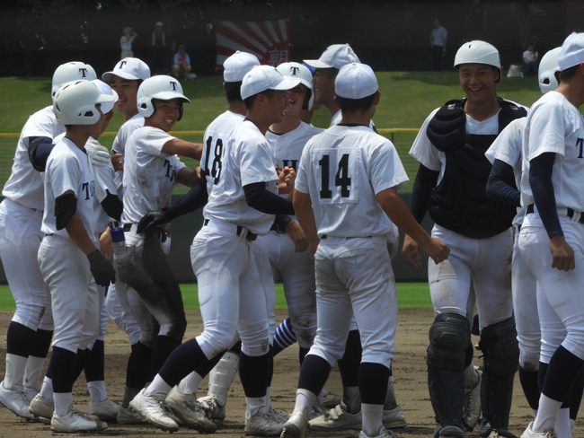 タイブレークのサヨナラ勝ちを喜ぶ東邦の選手たち