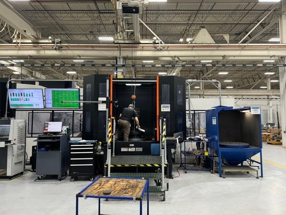 先月２５日、米コネチカットのハンファエアロスペース米国法人（ＨＡＵ）チェシャー事業所で従業員が作業施設で航空エンジン部品のひとつであるケースを加工している。［写真　ハンファエアロスペース］