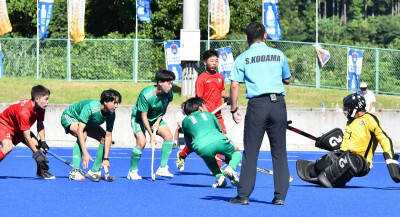 男子準決勝　沼宮内－横田　第２クオーター４分、沼宮内のＦＷ菅原仁希斗（１１）が先制シュートを決める＝長崎県川棚町・川棚大崎自然公園交流広場