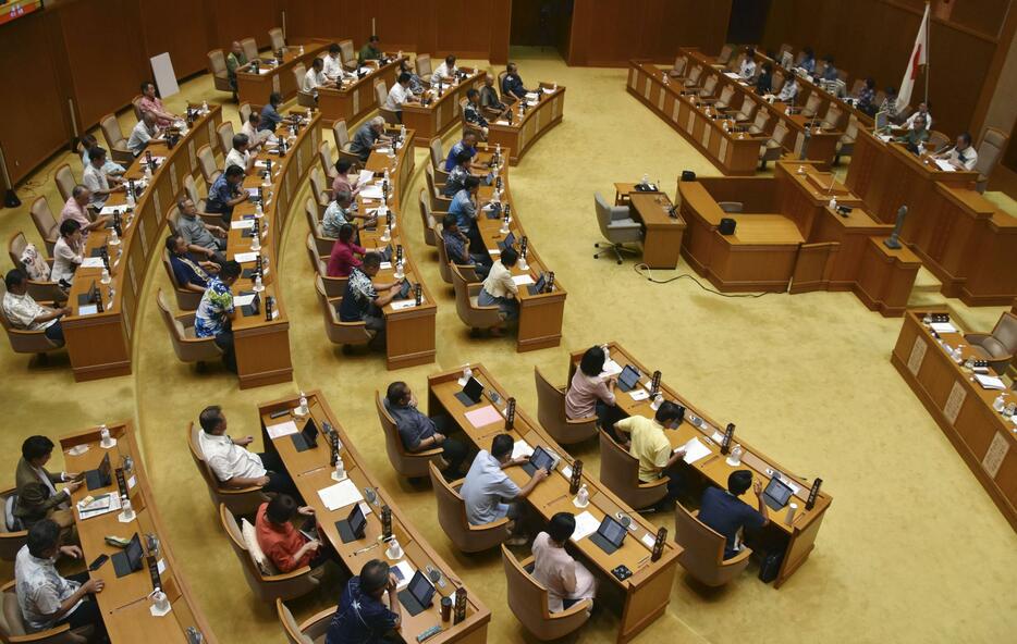 沖縄県議会本会議＝10日午前