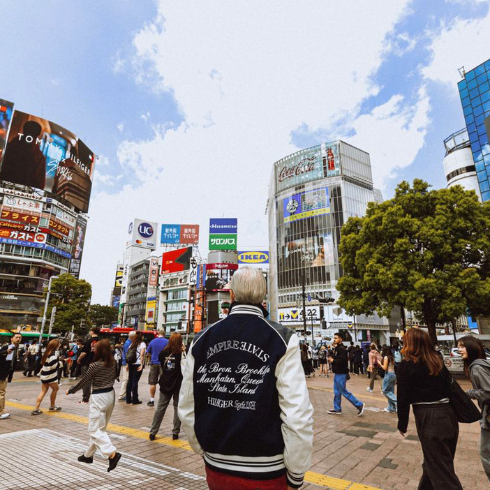 渋谷駅前のスクランブル交差点にて。