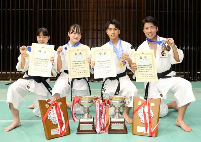 全国高校総体の少林寺拳法組演武で男女優勝を果たした都城の（左から）岩元有澄、岩崎聖、小玉仁寿、小玉侍勇＝２８日午後、佐賀市・ＳＡＧＡプラザ