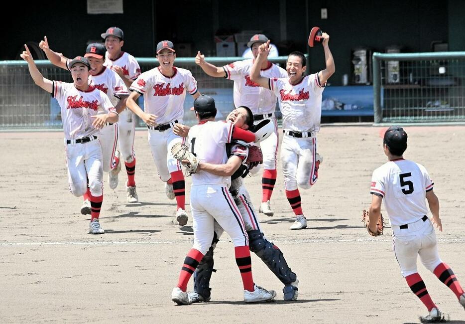 2年連続5度目の夏の甲子園出場を決め、喜び合う北陸ナイン＝7月27日、福井県福井市のセーレン・ドリームスタジアム