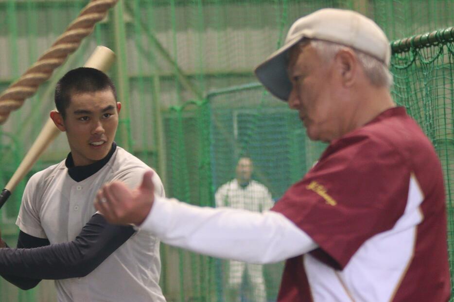 和泉監督に打撃指導を受ける宇野 真仁朗（早稲田実業）