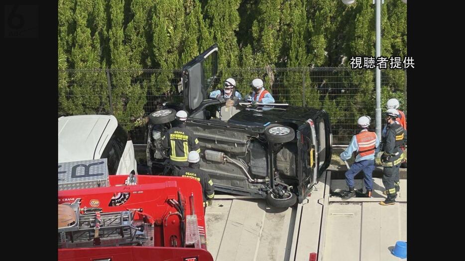 立体駐車場で横転した車（視聴者提供）