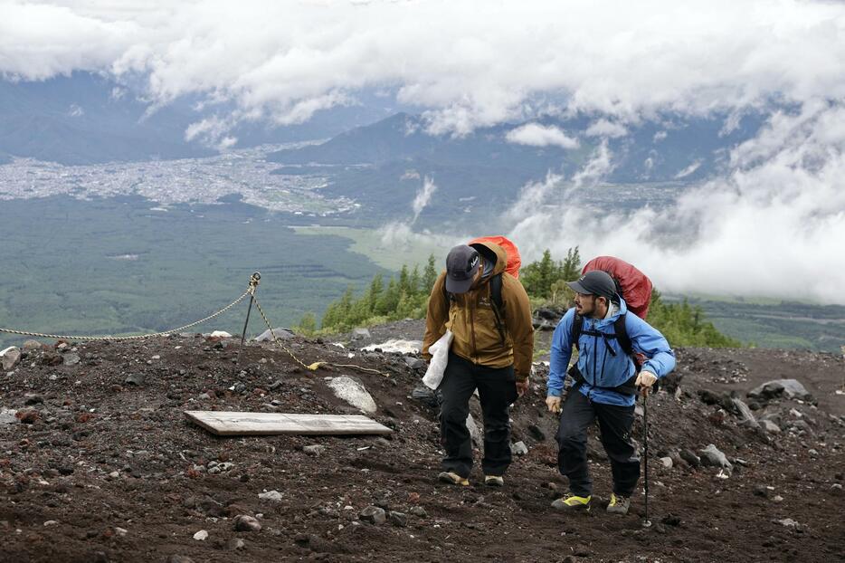 山開きを迎えた富士山山梨県側の「吉田ルート」を歩く登山者＝1日午前