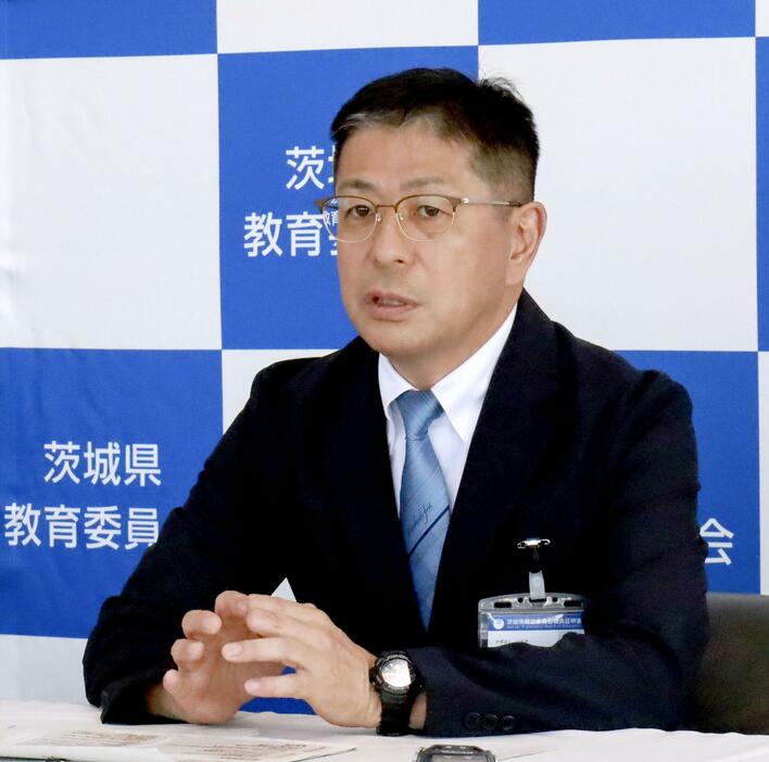 記者会見する茨城県教育委員会の柳橋常喜教育長＝23日午後、茨城県庁