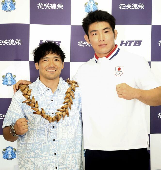 花咲徳栄高での壮行会に出席した、パリ五輪のレスリング男子フリースタイル86キロ級代表の石黒隼士（右）と同65キロ級サモア代表の赤沢岳＝8日、埼玉県加須市