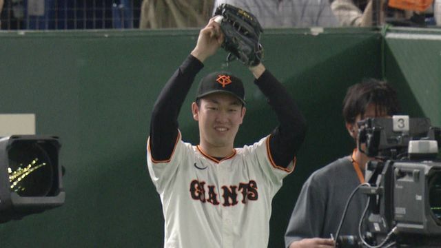 先制点を喜ぶ山崎伊織投手(画像:日テレジータス)