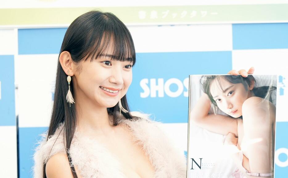 写真集「相沢菜々子1st写真集『N』」の発売記念イベントに登場した相沢菜々子さん