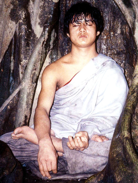 ネパール・ナラヤニ県バラ郡の森で瞑想するラム・バハドゥール・ボムジャン被告（2005年11月20日撮影、資料写真）。【翻訳編集】 AFPBB News