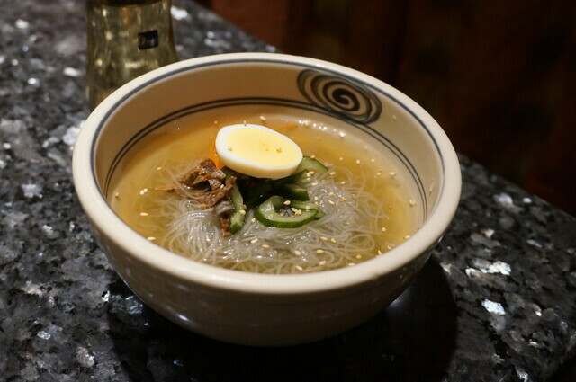 「自家製手打冷麺」（ハーフ）880円