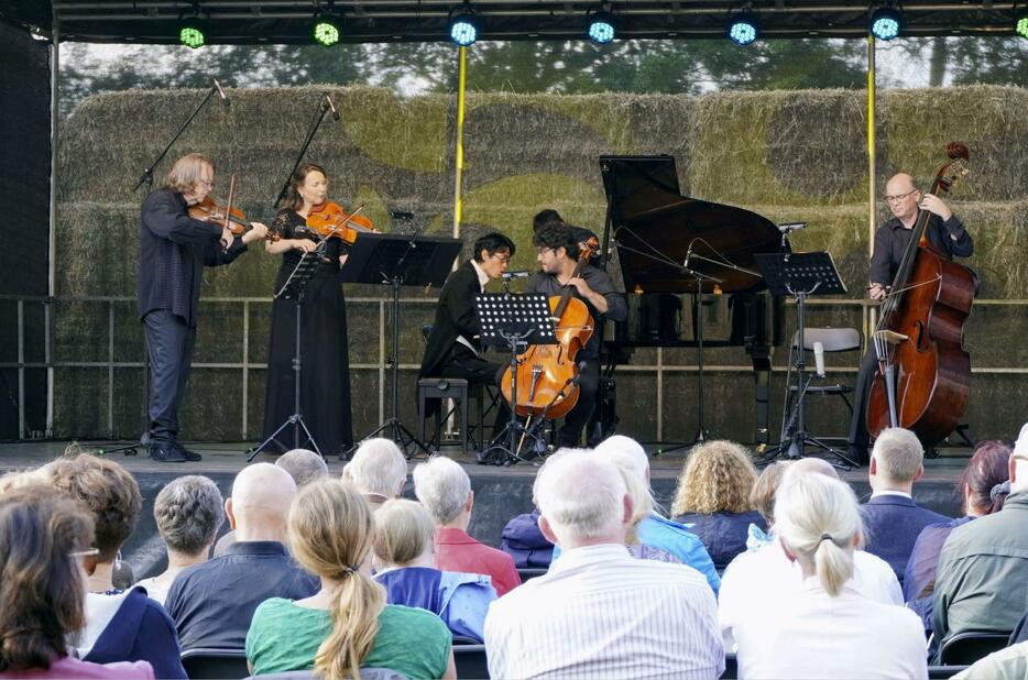 ドイツのアルトマルク音楽祭で地元音楽家らと共演する千田桂大さん（壇上左から3人目）＝28日、ドイツ東部ザクセン・アンハルト州シュテンダール（共同）