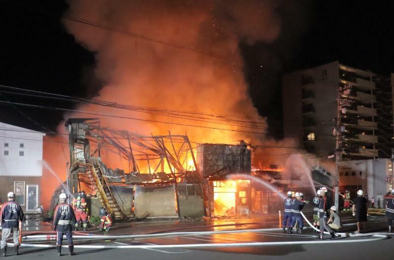 炎を上げて燃える木材販売店＝18日午後11時15分、岡山市中区山崎