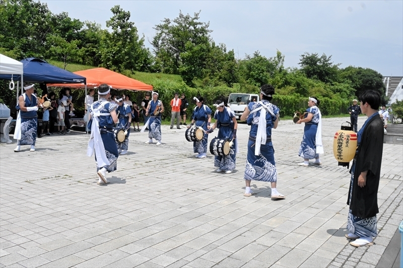 来場者の前でじゃんがら念仏踊りを披露する小名浜海星高チーム「じゃんがら」のメンバー