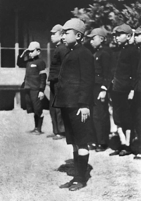 終戦前、疎開先の栃木県・日光で学習院初等科の級友たちと整列される上皇さま（手前）＝1945年