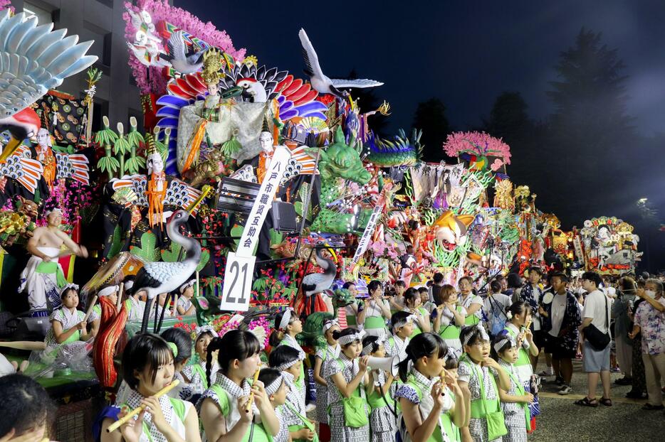 八戸三社大祭が始まり、前夜祭でお披露目された豪華な山車＝31日夕、青森県八戸市