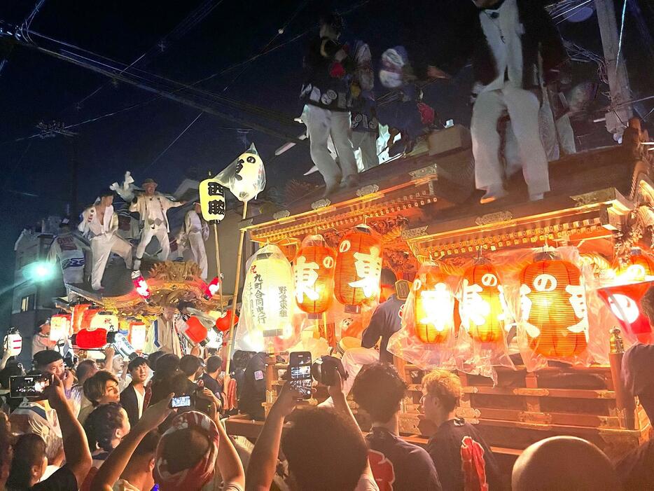 ［写真］平野の街を熱く踊りながら練り歩くだんじり＝12日午後8時半ごろ、大阪市平野区で