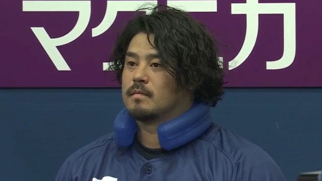 首を冷やすDeNAの宮崎敏郎選手