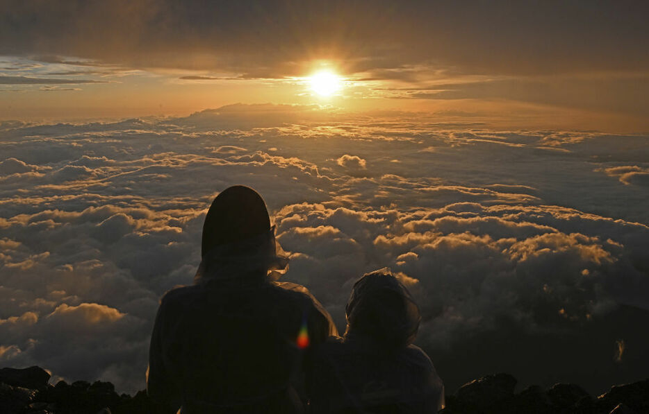 雲海が太陽に照らされ、幻想的な御来光となった＝2日午前4時44分、富士山頂