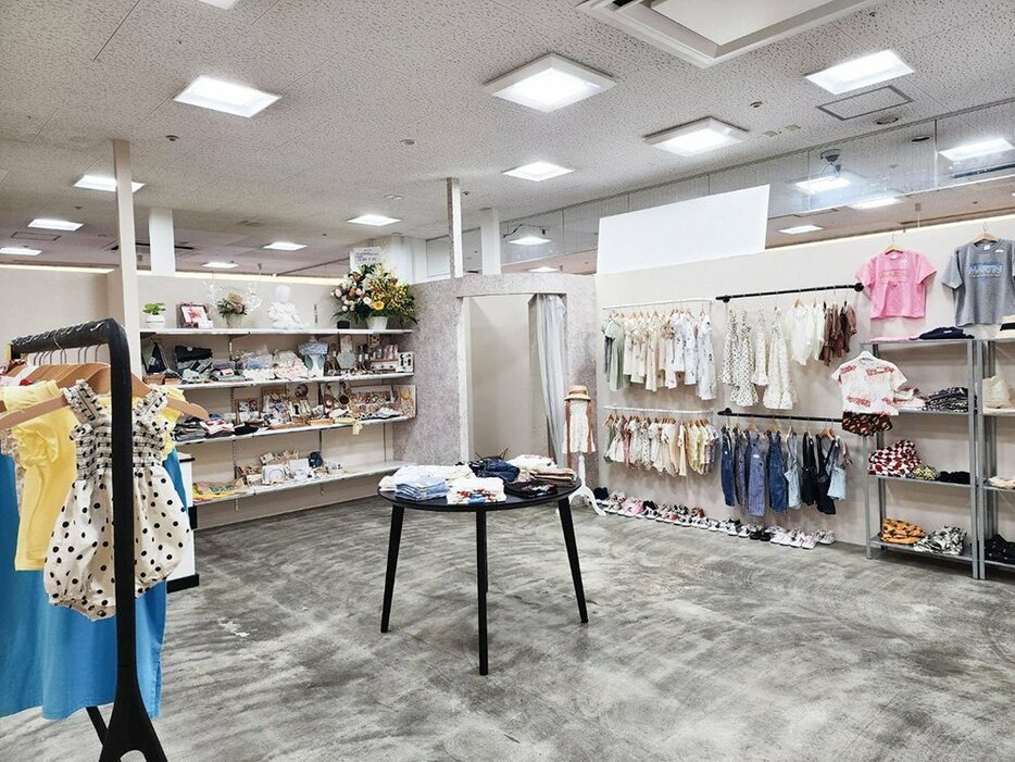 ゆったりと服を選べる店内