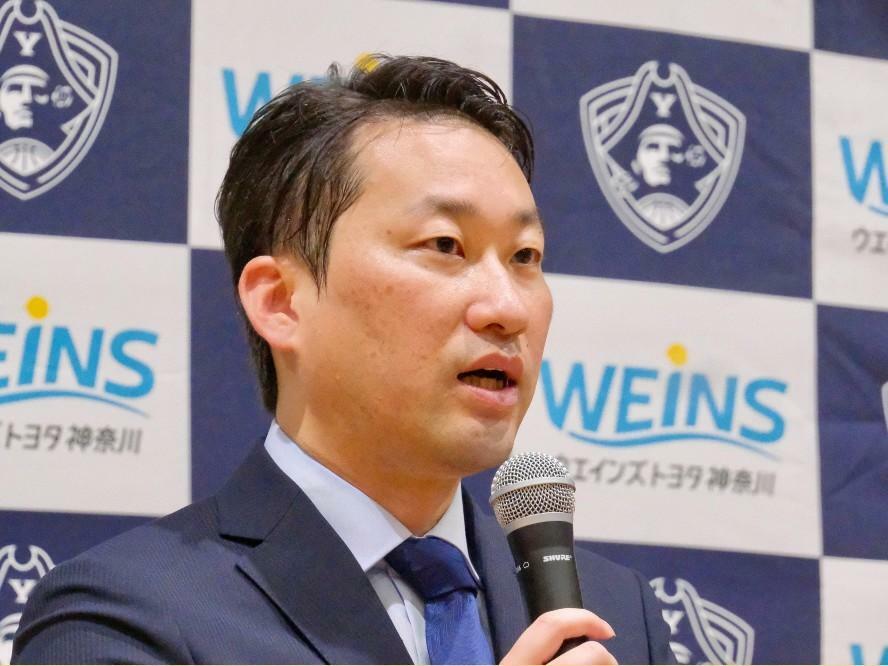 体制発表会見を行った白井英介GM