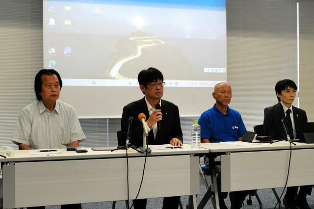 記者会見するJAMの安河内賢弘会長（左から2番目）=2024年7月2日、松山市、神谷毅撮影