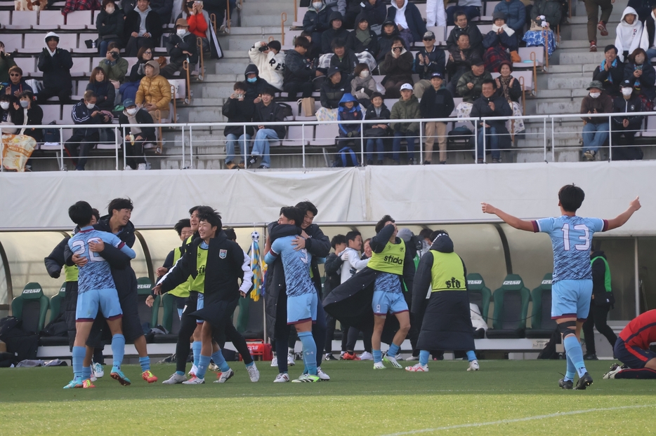 前回大会を制した歓喜の松本国際イレブン(写真＝田中紘夢)