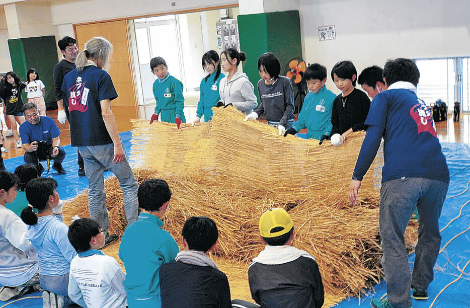 大たいまつづくりに取り組む児童＝滑川市寺家小