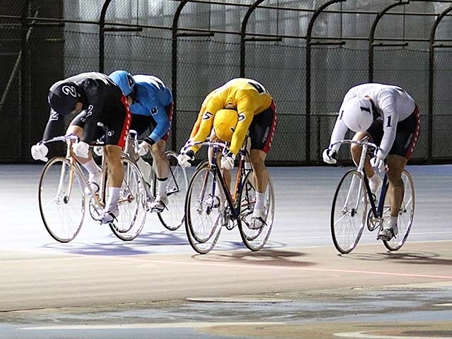 松本貴治(2番車・黒)が完全優勝(写真提供：チャリ・ロト)