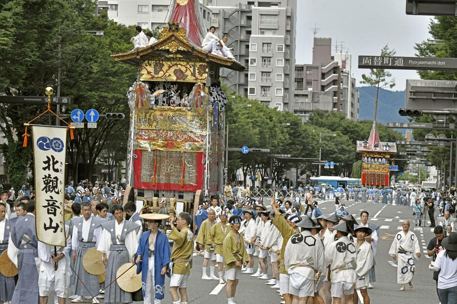 祇園祭・後祭の「山鉾巡行」＝24日午前、京都市中京区