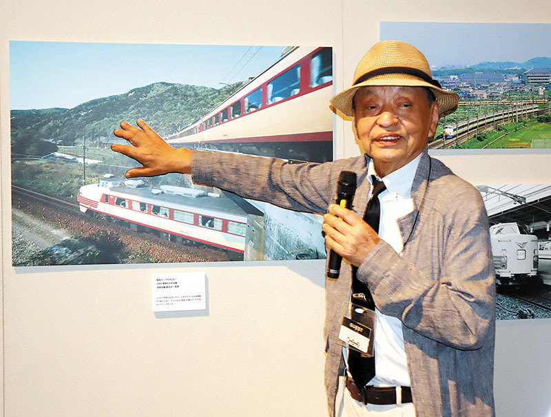 各L特急の特徴や撮影場所について説明する南正時さん＝さいたま市大宮区の鉄道博物館2階スペシャルギャラリー1