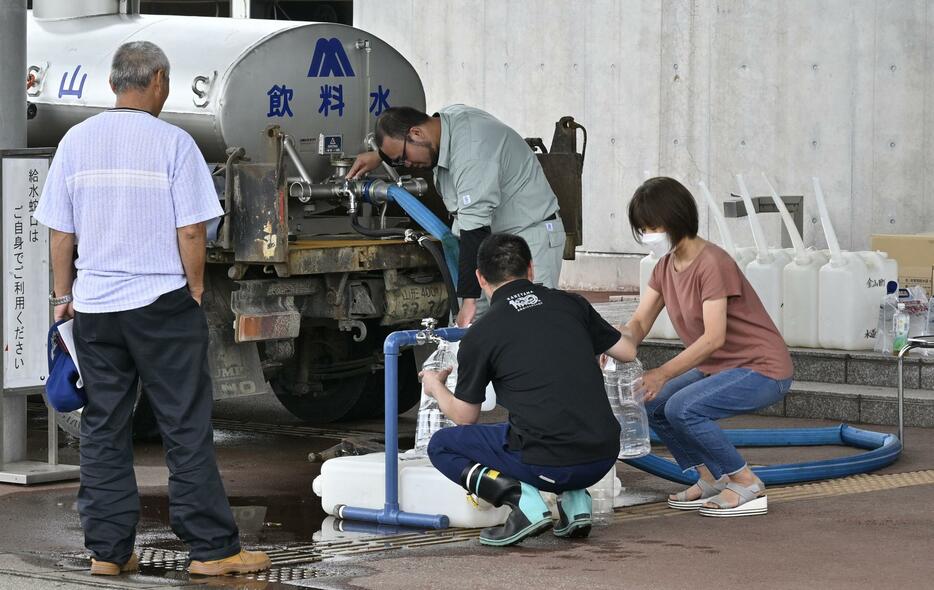 山形県鮭川村役場に設けられた給水所＝30日午前