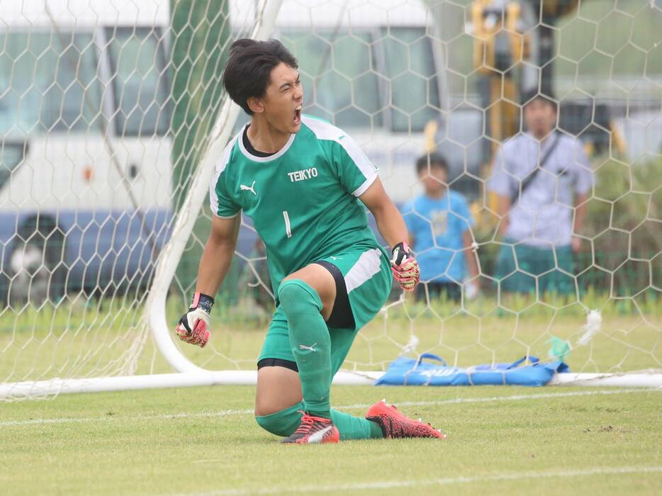 PK戦4人目、帝京高GK大橋藍(3年=FC東京U-15深川出身)がストップ(Taro YOSHIDA)