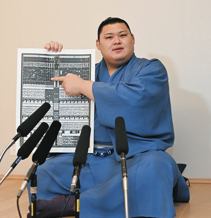 大相撲名古屋場所の番付表で、自分の名前を指さす新関脇の大の里
