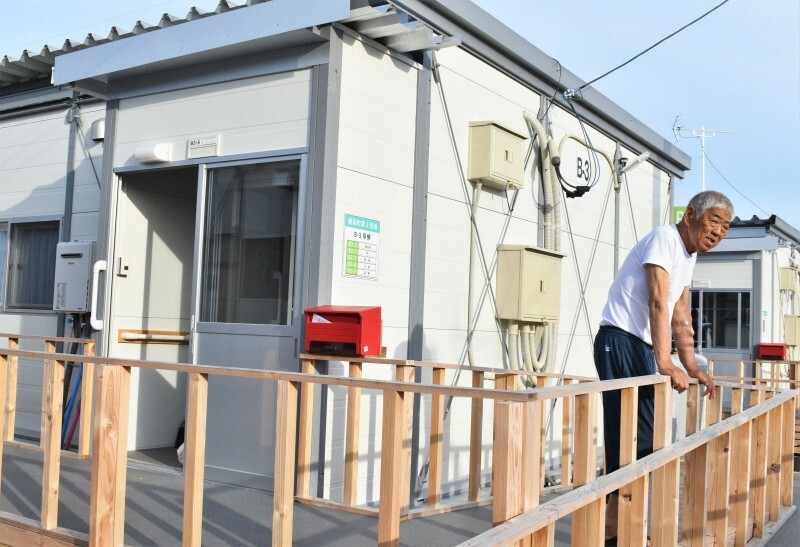 仮設住宅のスロープから、外を眺める浜野秀次さん＝石川県珠洲市で2024年6月26日午後5時43分、安西李姫撮影